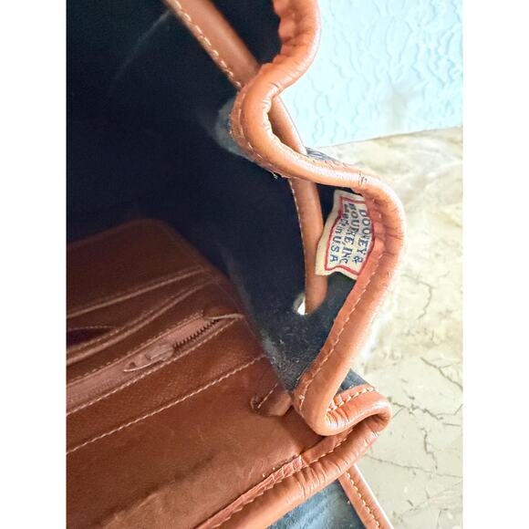 Vtg Dooney And Bourke black Leather black sling shoulder bag crossbody main image 3